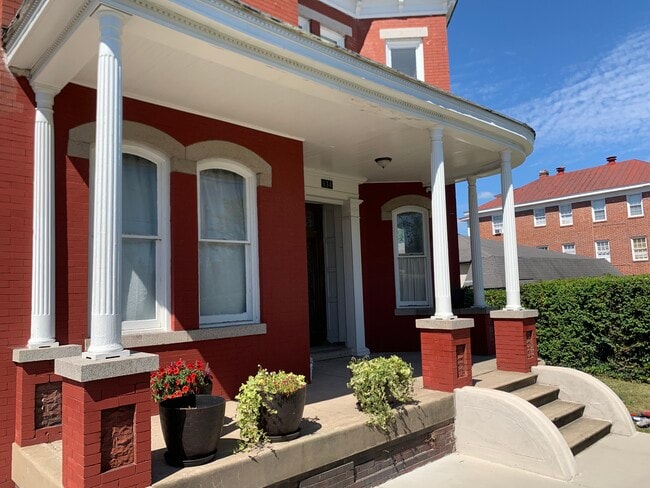 Photo - 634 S Sycamore St