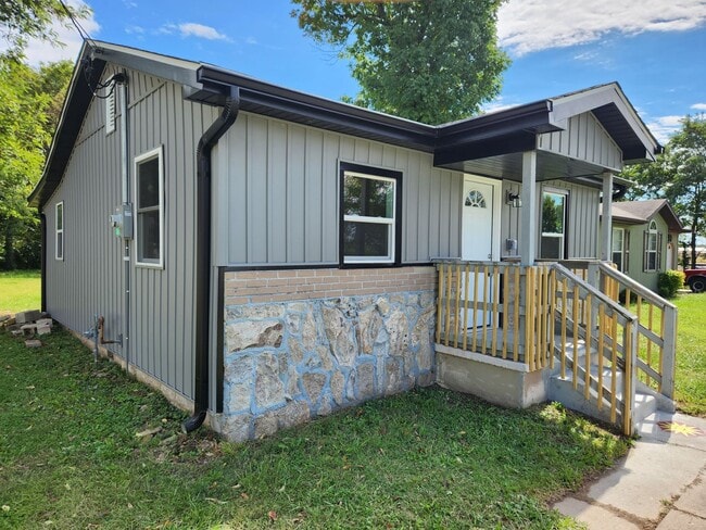 Building Photo - Spacious 2-Bedroom, 1-Bathroom Home AVAILA...