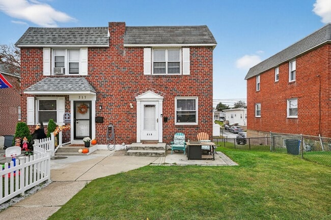 Building Photo - 3 Bedroom, 1 Bath Smart Fully Furnished To...