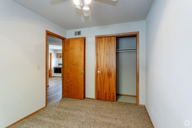 2BR, 1BA - 700 SF