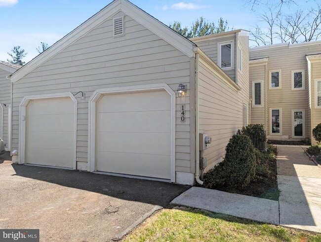 Photo - 140 Westbury Ct