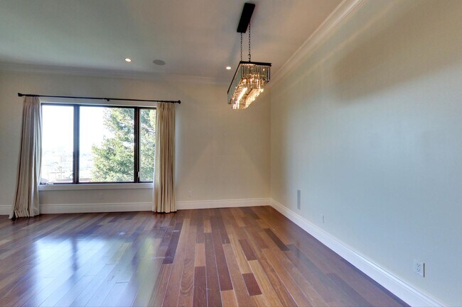 Photo - 2045 Hyde St