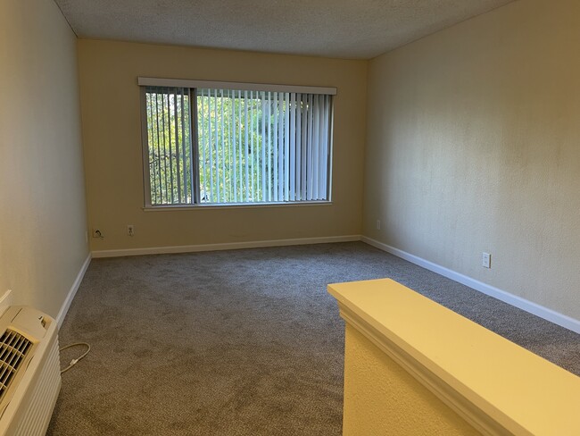Living Room - 1241 Morse Ave Unit 2