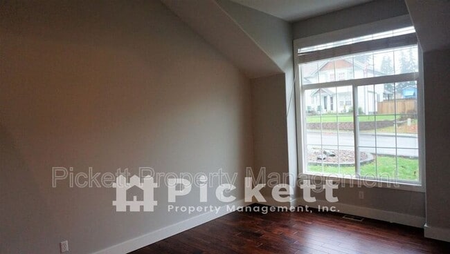 Photo - 2037 Gustaf St NE