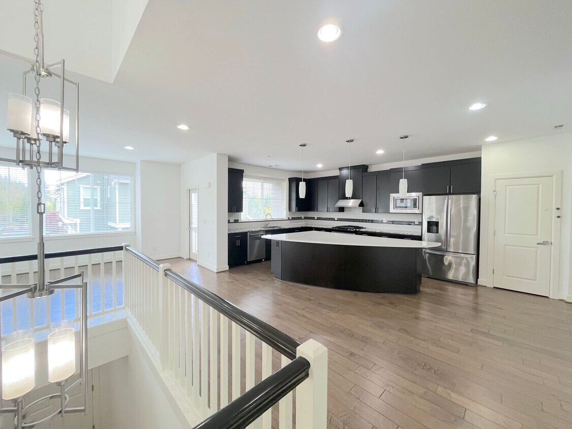 Spacious 4-Bedroom/3.5-Bathroom Townhome i... - Spacious 4-Bedroom/3.5-Bathroom Townhome i...