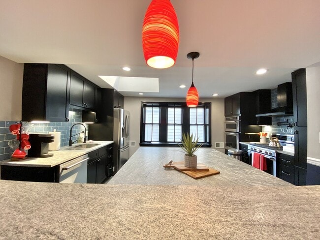 712 N West St Unit 2