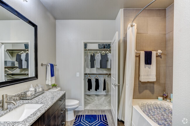 1BR, 1BA - 695SF - Primary Bathroom