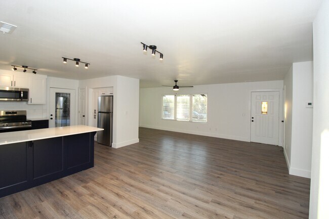 Photo - 50 E 7th St