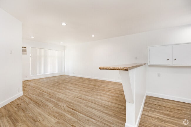 1BR, 1BA - 785SF