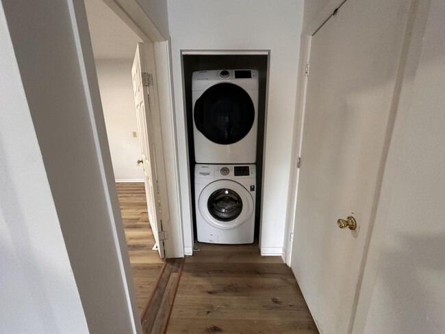 Building Photo - 3301 W 11th St Rental