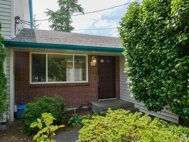 Building Photo - 621 NE 155th St Unit A Rental