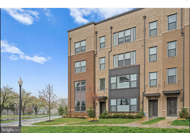 Modern 3 Bed 2.5 Bath Townhome With Balcon... - Modern 3 Bed 2.5 Bath Townhome With Balcon...