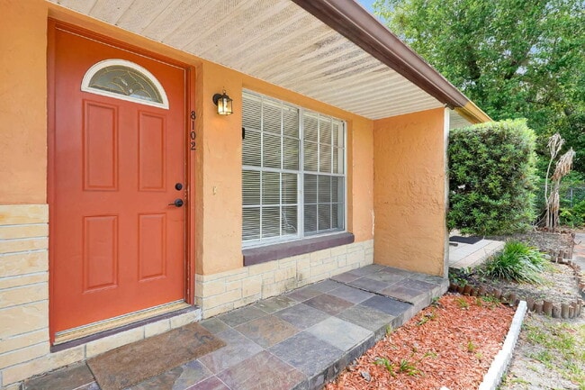 Photo - "Charming 2-Bed, 2-Bath Townhouse Retreat in Orlando's Heart - 1010 Sq Ft of Comfort!"