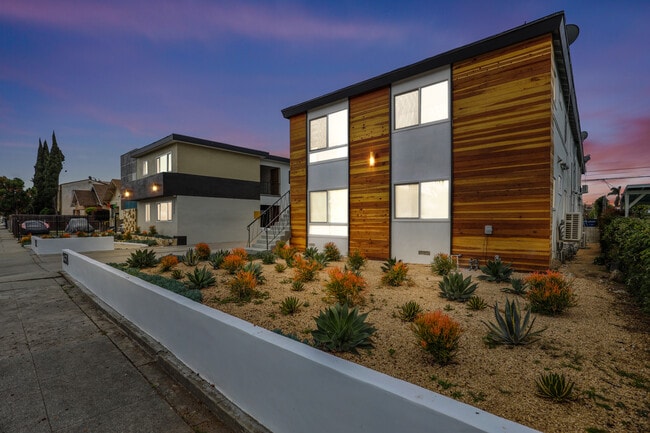 Photo - 1358 W. 36th St. Unidad 06