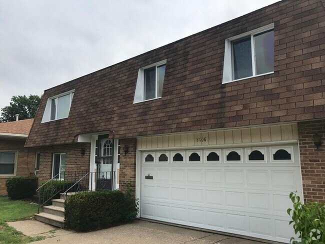 Building Photo - Spacious home on 7th St East Moline