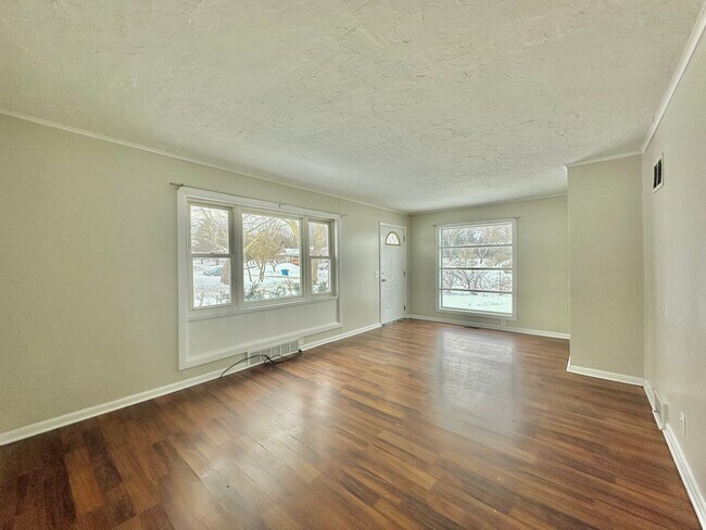 Building Photo - 833 Westmoreland Ave