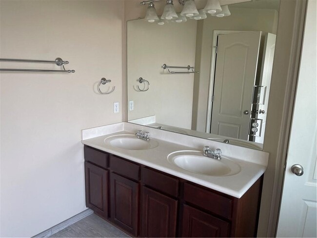 Photo - 1718 Woodvista Pl