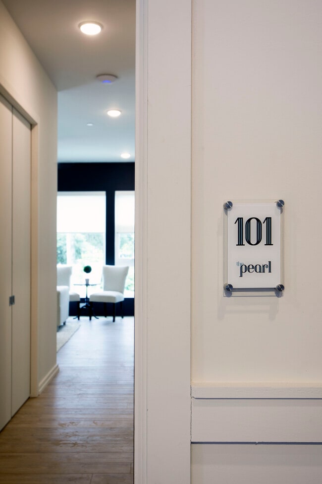 Photo - The Pearl & The Jewel