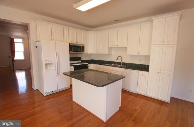 Photo - 21485 Trowbridge Square