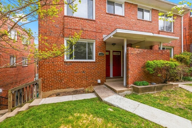 Photo - 204 Webster St NE