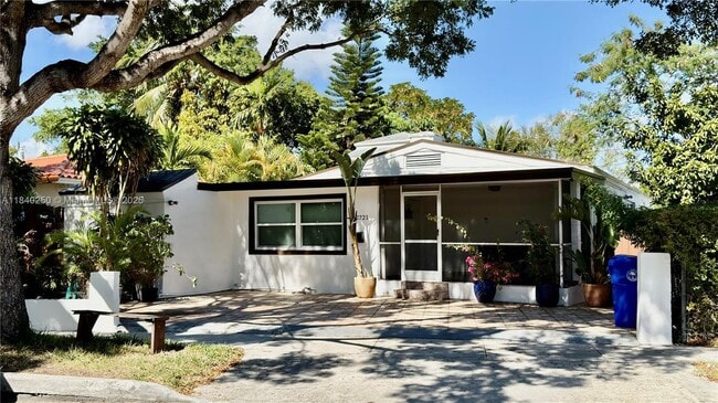 Building Photo - 2221 SW 26th Ln Unit 2-2 Rental