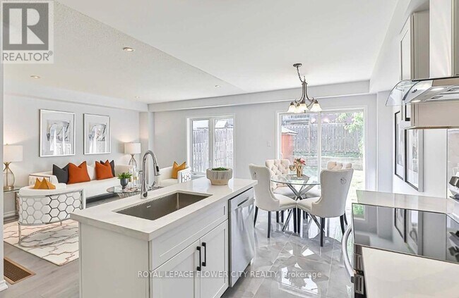 Photo - 852 Taggart Crescent