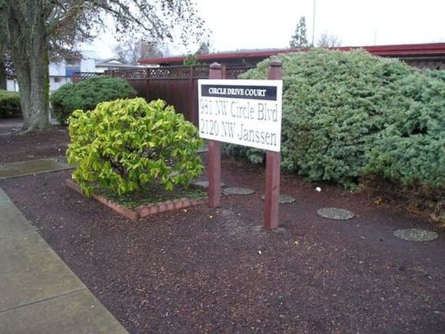Building Photo - (690) Circle Drive Court 1 Bdrm/ 1 Bthrm Unit J10 (R) Rental