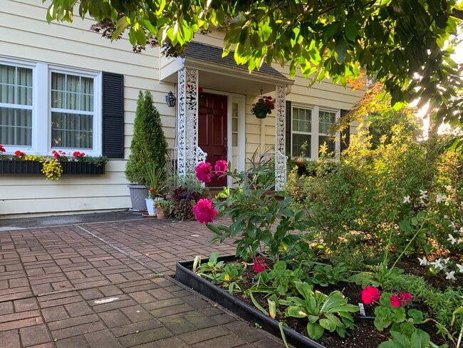 Photo - 520 17th Ave SE Unidad Furnished Apartment
