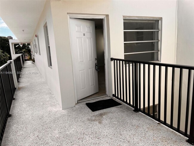 Photo - 928 SW 30th Ave Unit 11