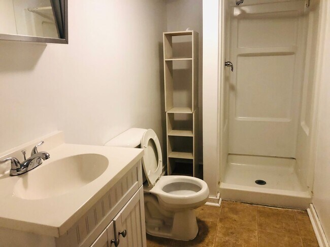 Photo - 5 Bedroom House - Walking distance from Central Campus