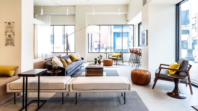 Sala de estar residencial de la comunidad de apartamentos en Griffis Pine Ave en Long Beach, California.