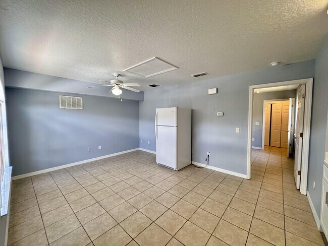 Photo - For Rent – 1 Bed / 1 Bath Unit in Davenport, FL Unidad B