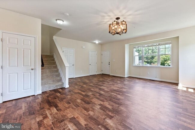 Photo - 555 English Oak Ln