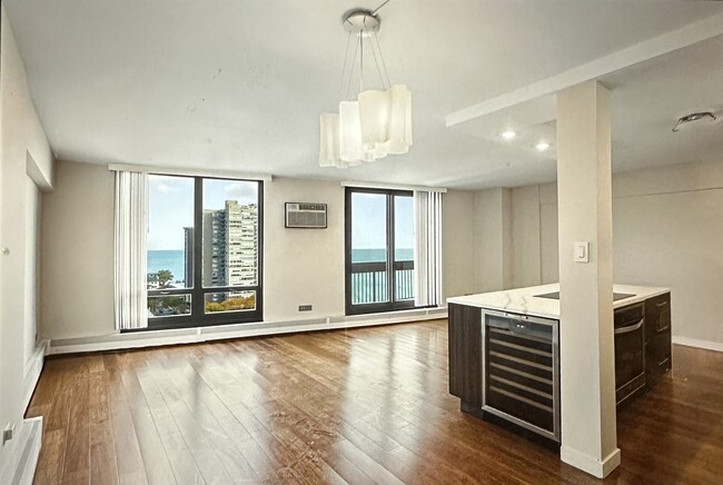 Building Photo - 6166 N Sheridan Rd Rental