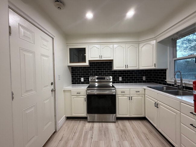 Kitchen - 98 Summit St Unit 2