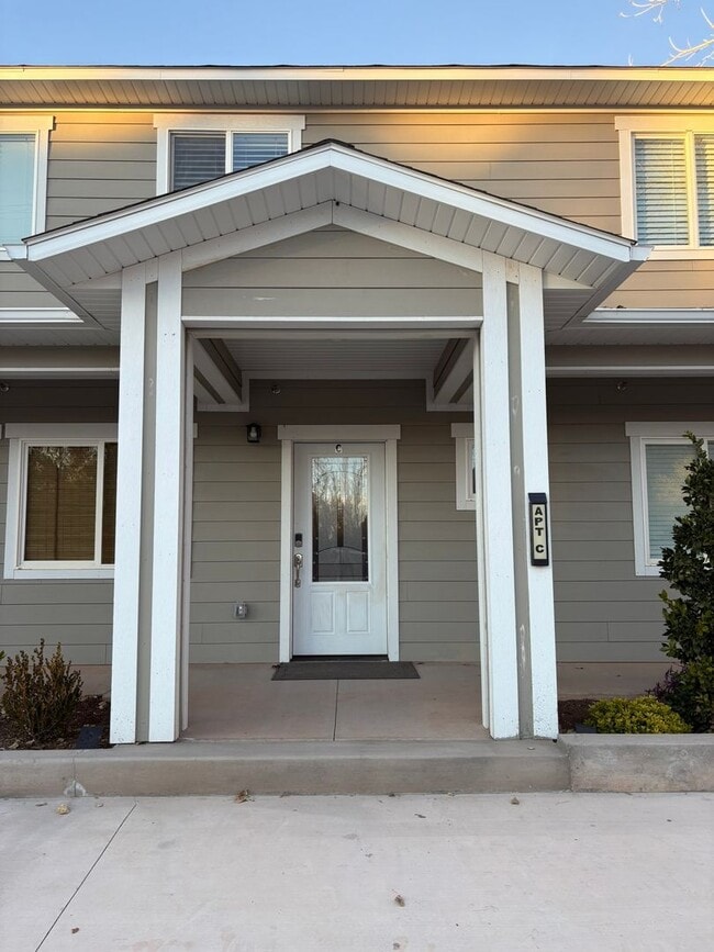 Building Photo - 380 Utah Ave Unit C