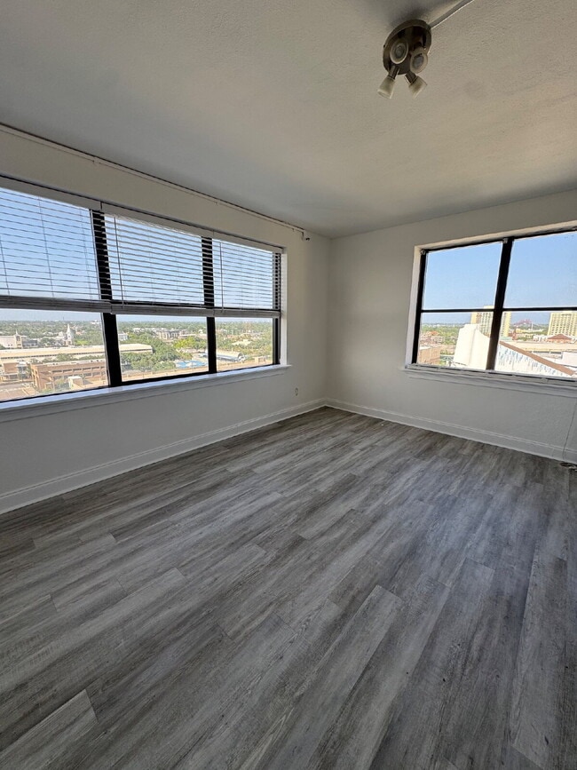 Building Photo - 1 Bedroom 1 bath with a view in downtown J... Unit 1102 Rental