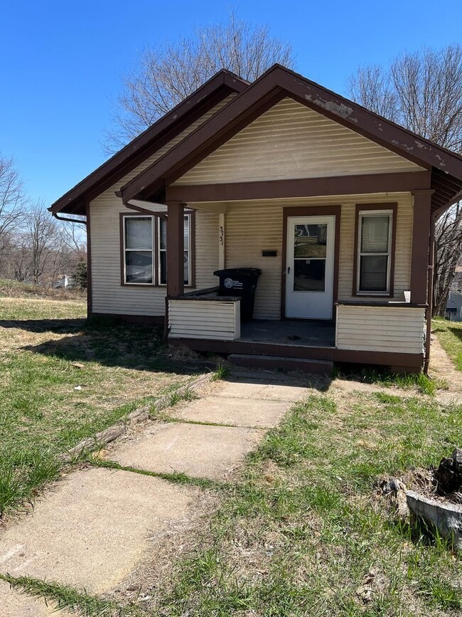 Building Photo - 2 bedroom 1 bath house. off street parking. $1000