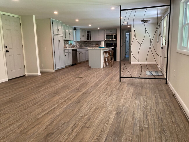 Building Photo - 140 Young St