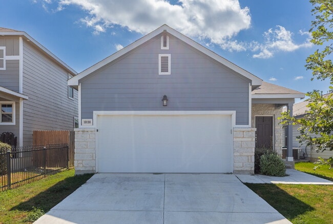 Building Photo - 10110 Jardin Verde