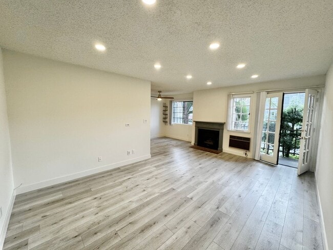 Photo - 3546 Hughes Ave Unidad 102