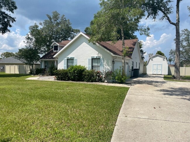 Building Photo - Spacious 4-Bedroom Pool Home – 2 Primary S...