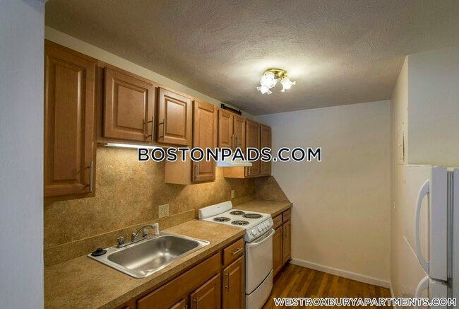 1799 Centre St Unit 17