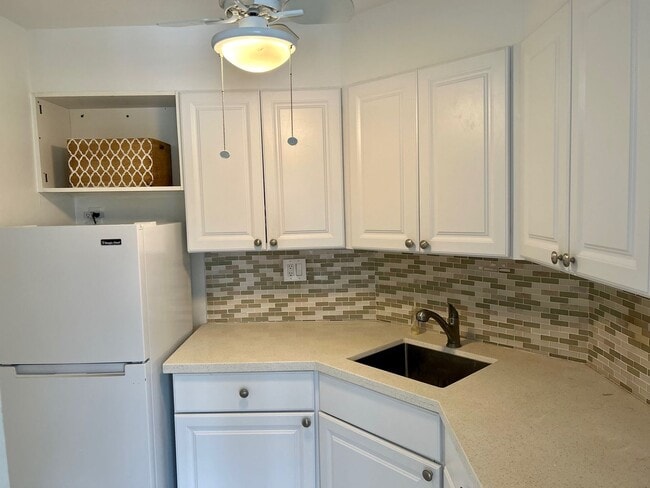 Building Photo - Spacious Studio Beach House Condo! Unit 401H