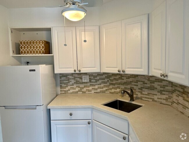 Building Photo - Spacious Studio Beach House Condo! Unit 401H