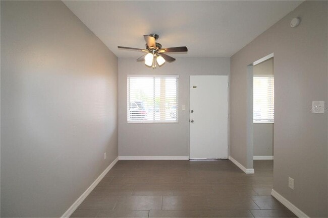 Photo - 3001 Bee Ridge Rd Unidad 111