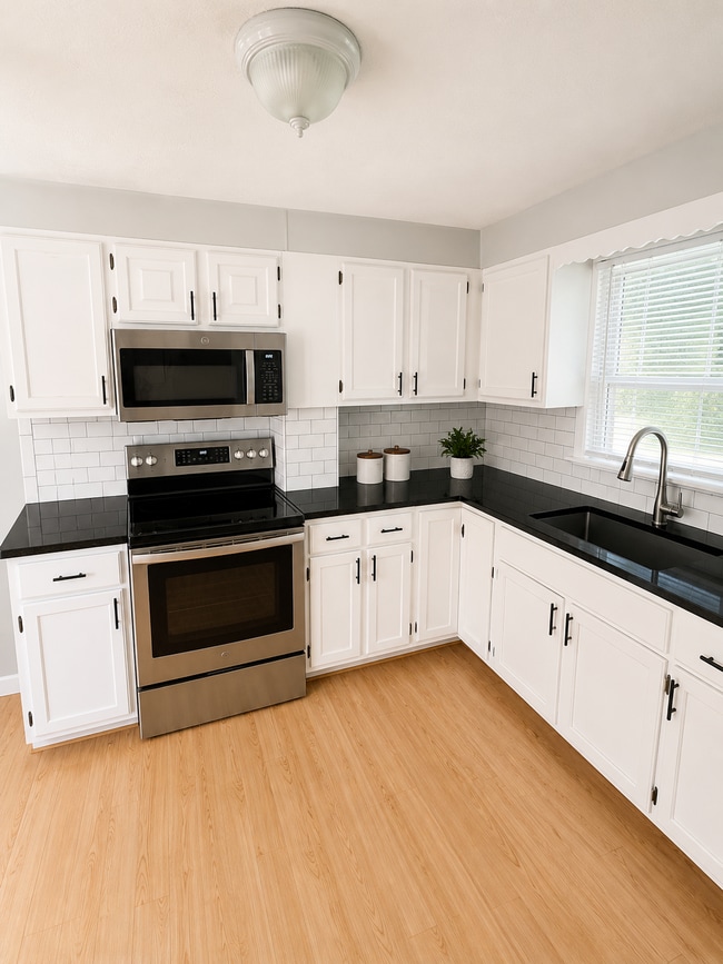 Building Photo - 248 Douglas Pike Unit 2