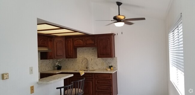 Building Photo - 1438 E 8th St Unit Charming 2 bedroom Rental
