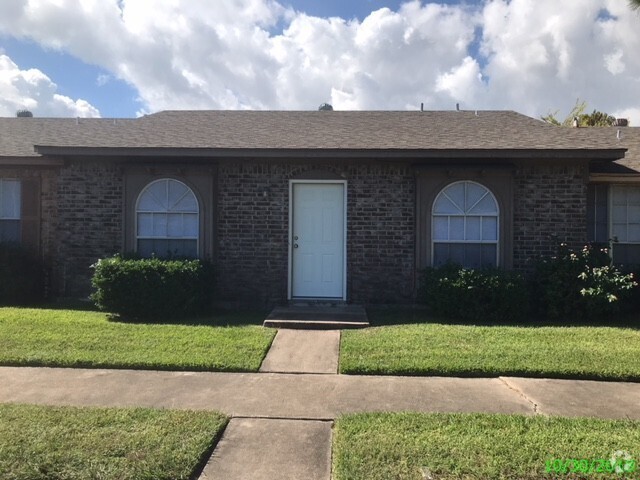 Building Photo - 3 BEDROOM 2 BATH PATIO HOME WITH 1140 SF