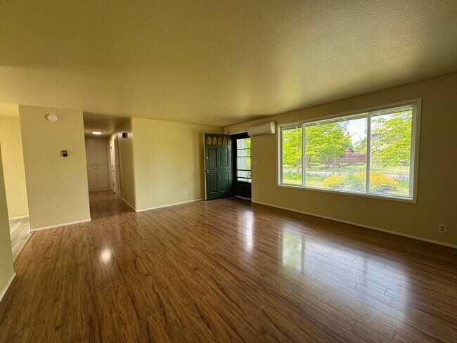 Photo - 3 Bedroom, 1 Bathroom Duplex Near Coburg Road